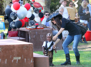 Illustration for article titled Sandra Bullock & Baby Louie Steal Cutest Pirate Title